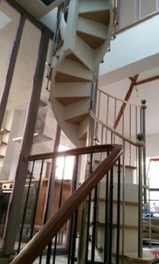 Escalier de bistrot comportant trois virages pour accéder à l'étage supérieur - installation