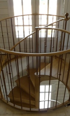 Grand escalier de bistrot en colimaçon de grande largeur (160 cm de diamètre) avec rampe circulaire assortie - palier haut